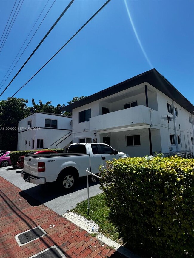 Building Photo - 602 SW 13th Ave Unit 4