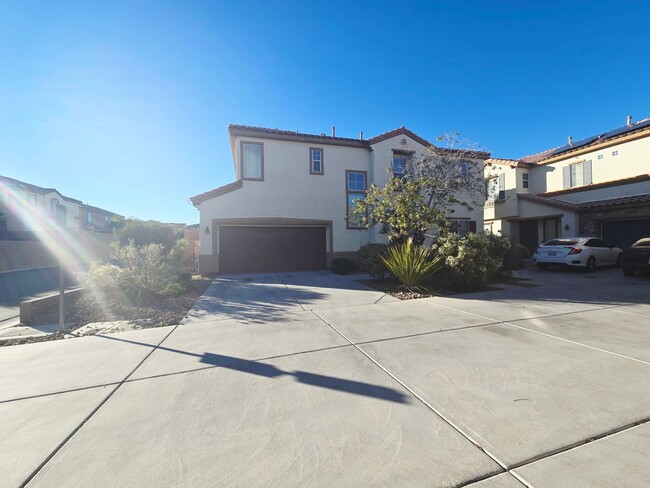 Building Photo - MOUNTAINS EDGE BEAUTY! CHARMING 3 BEDROOM 2.5 BATH IN GATED COMMUNITY!