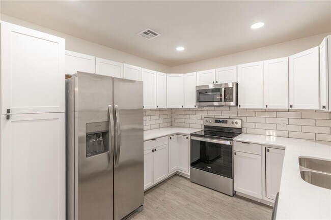 Photo - 566 Parkhill Cir