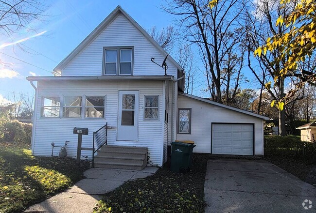 Building Photo - Three Bedroom Home in Battle Creek