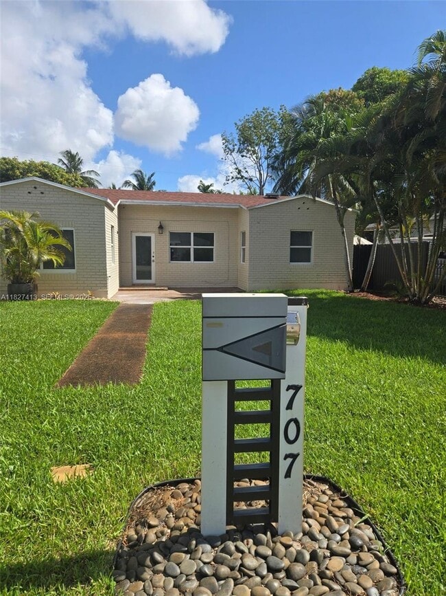 Building Photo - 707 NE 15th St Unit 1