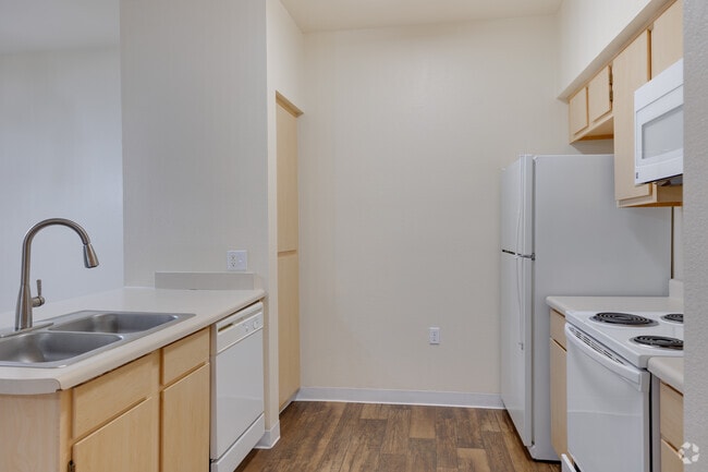 2 habitaciones, 2 baños - 845 pies cuadrados - Cocina - Oasis at Mesa Palms Retirement Community