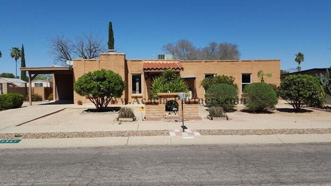 Building Photo - 3 Bedroom Eastside w/ Carport, Fireplace &...
