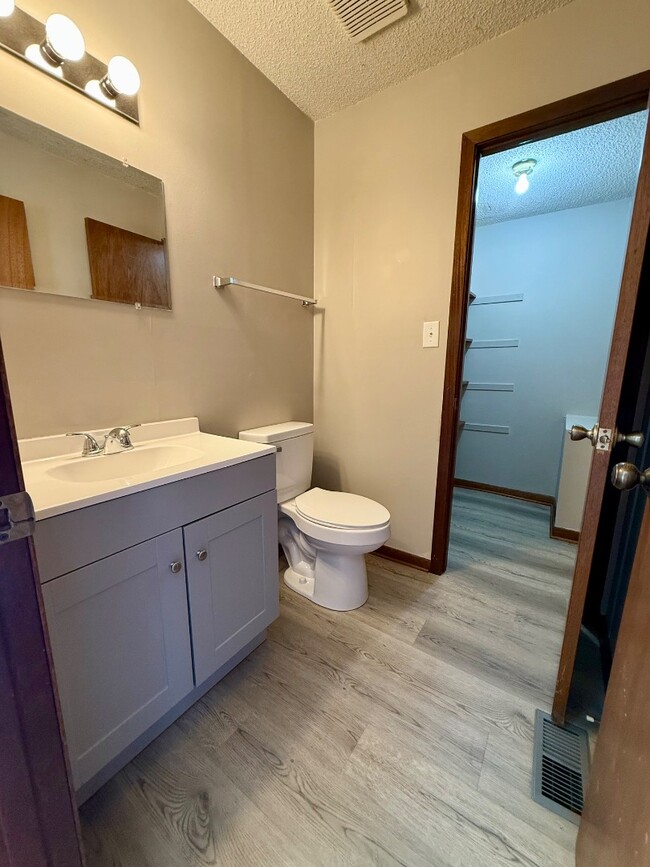 Photo - 153 Oakcrest Cir