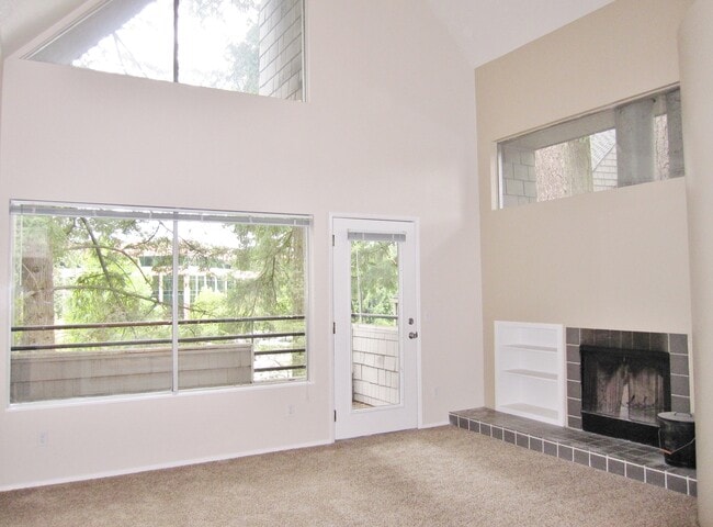 Photo - Spacious Lake Oswego 2Bdr w/Fireplace, Dishwasher, W/D, & Balcony! Unidad 4669-D