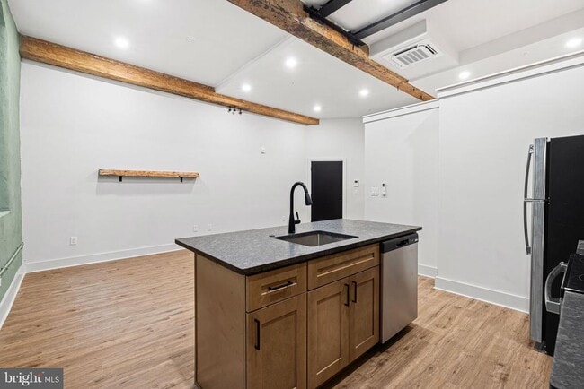 Building Photo - 201 Leverington Ave Unit 101