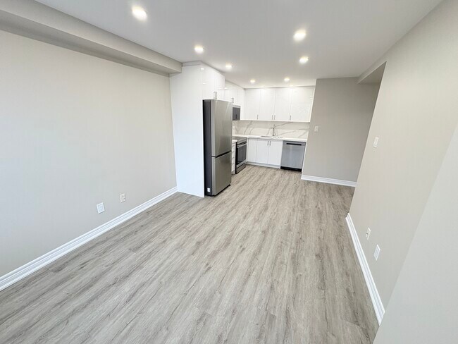 Photo - Beautiful Fully Renovated 1 bedroom with In suite Laundry Unit 401