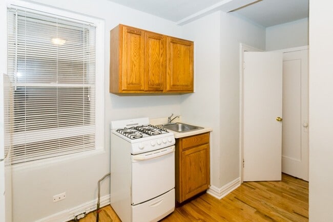 533 W Roscoe St Unit 201