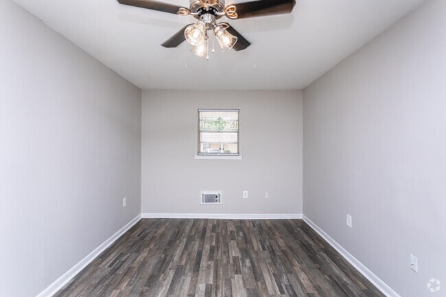1BR, 1BA - 550 SF