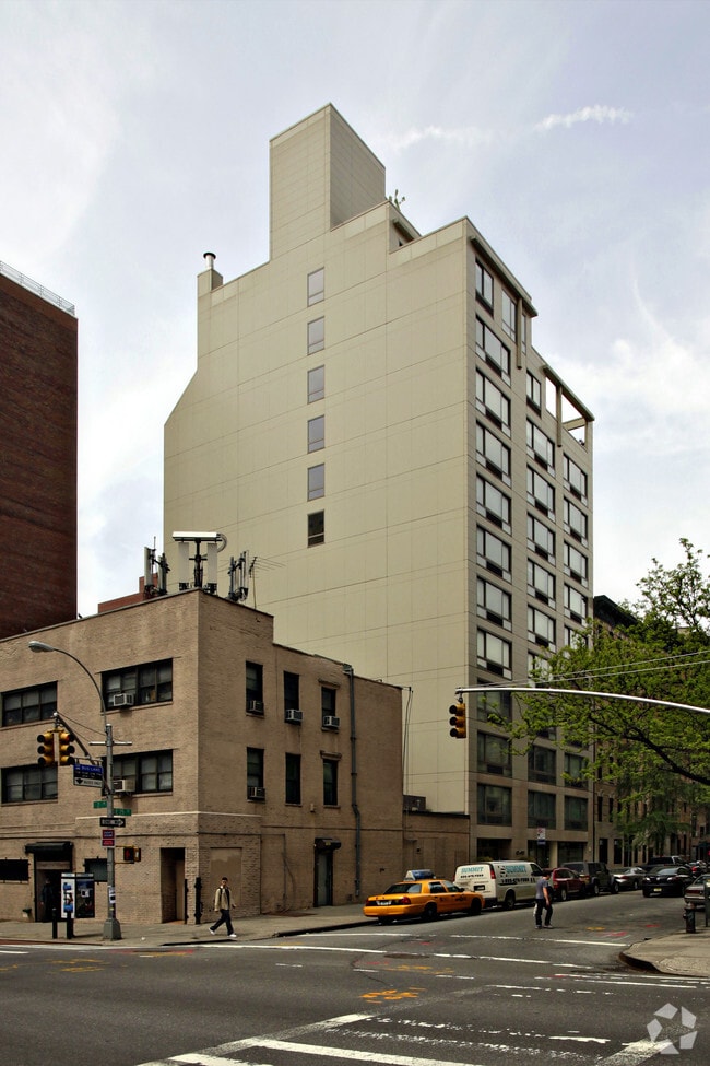 Foto principal - 242 E 25th St