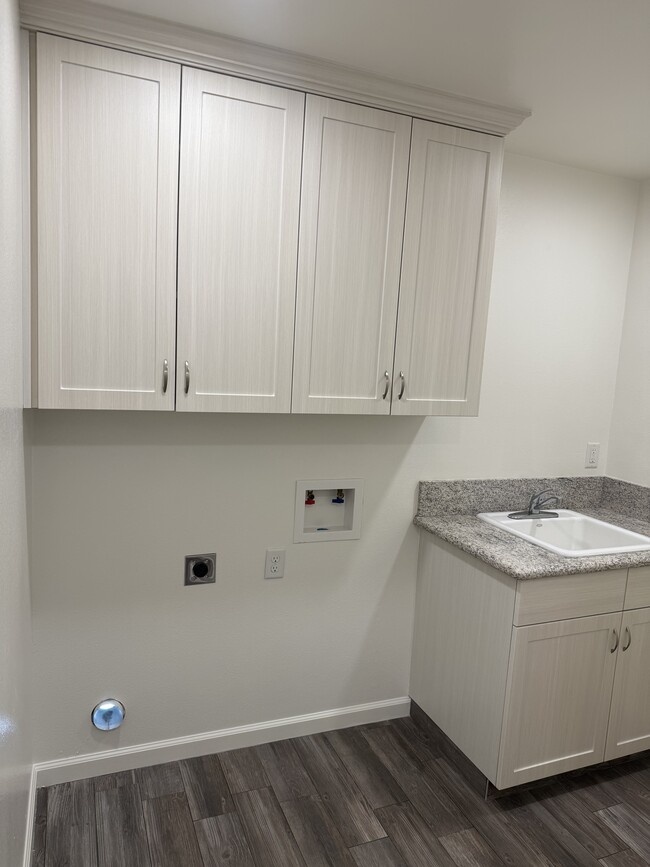 Building Photo - 1147 Dewitt Ave