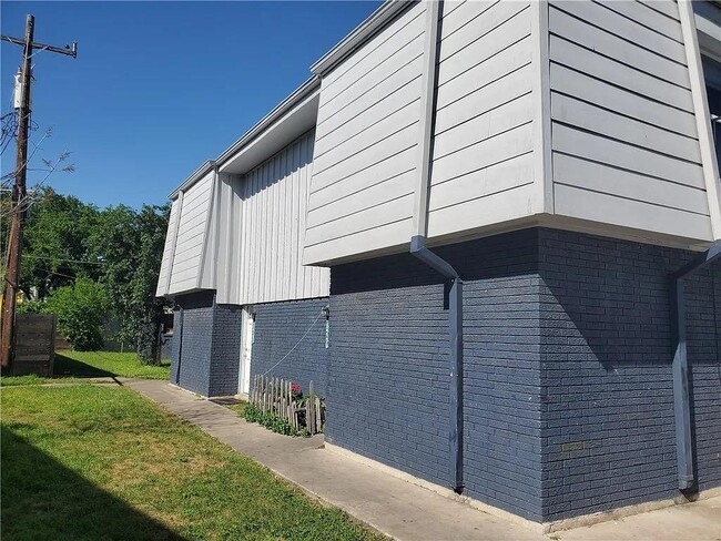 Photo - 302 Carmen Ct