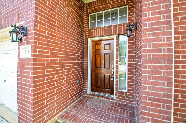 Photo - 615 Mosman Ct