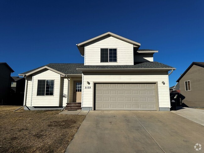 Building Photo - 4 BED | 3 BATH | TRI-LEVEL | DOUBLE GARAGE... Rental