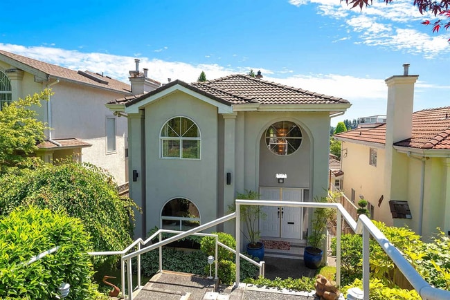 325 24th St W Unit Luxury 4 Bedroom House