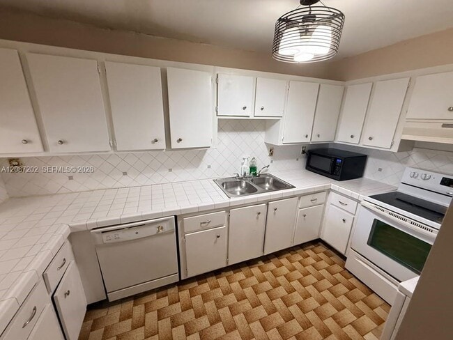 Building Photo - 10000 NW 80th Ct Unit 2361