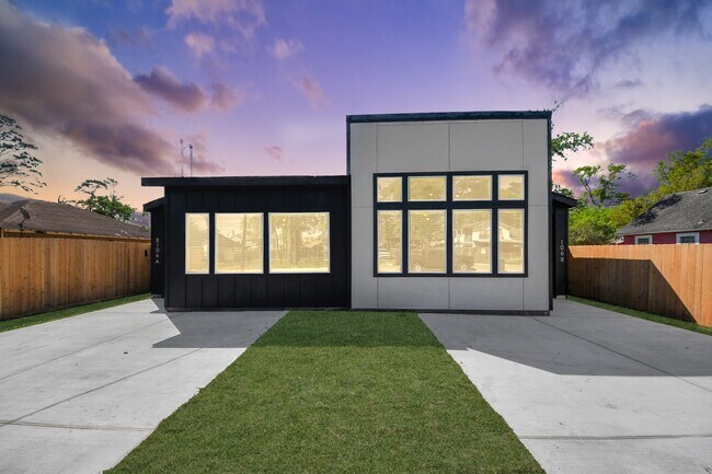 Photo - 8106 Locksley Rd