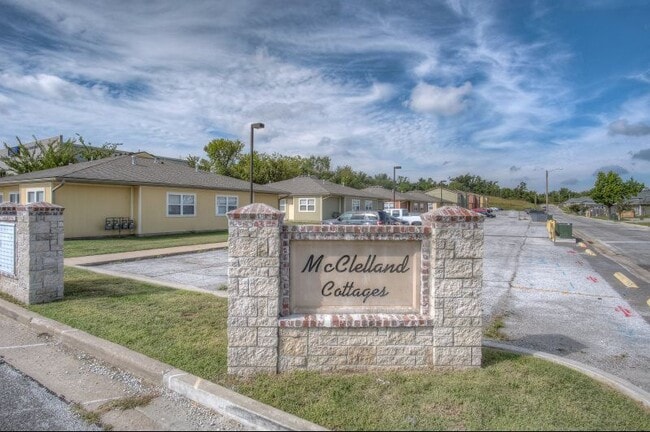 Building Photo - 2940 McClelland Blvd Unit 2950 C