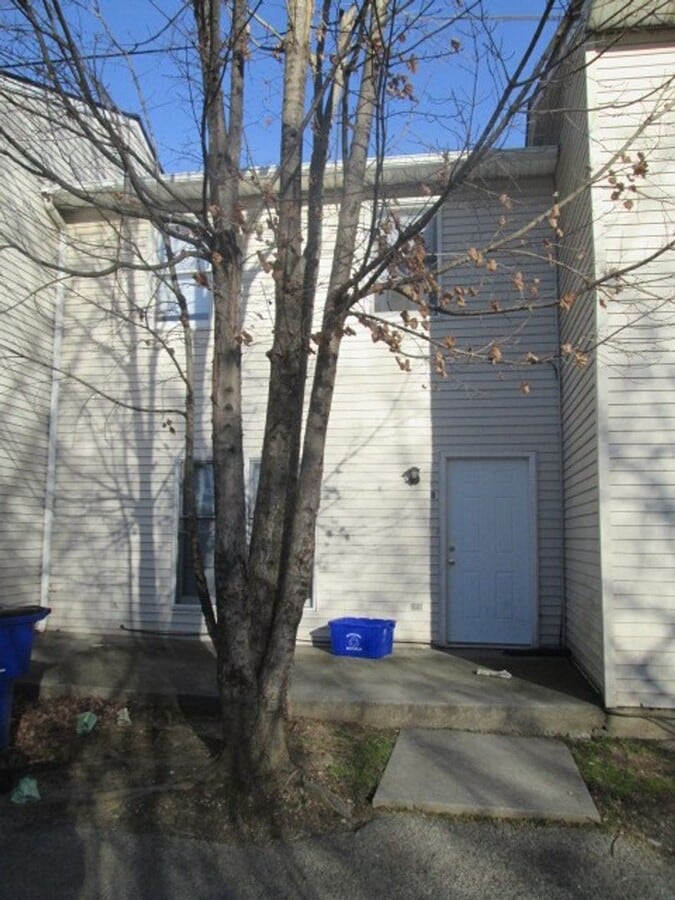 4 Bedroom 3 Bath Townhouse - 4 Bedroom 3 Bath Townhouse