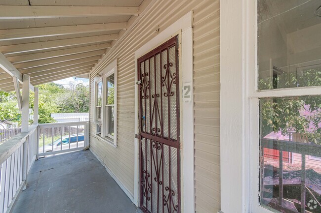 Building Photo - 2407 S New Braunfels Ave Rental