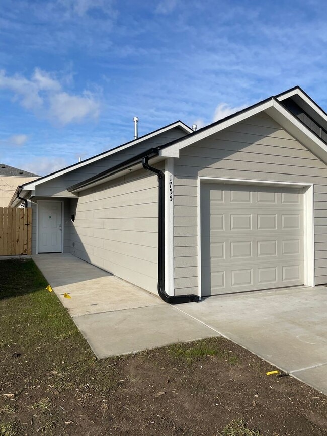 Building Photo - 1755 N Minnesota St Rental