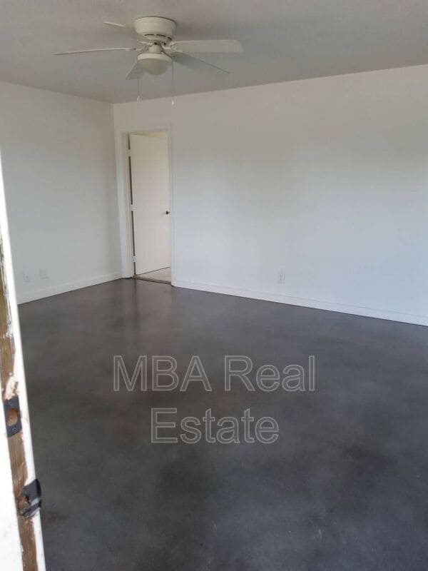 Photo - 915 W 17th Pl