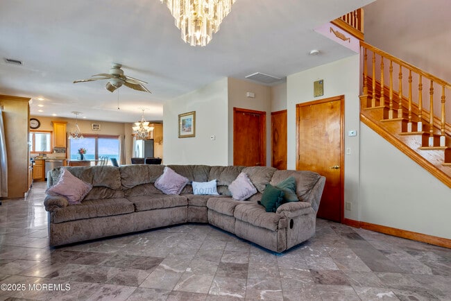 Photo - 329 Front St