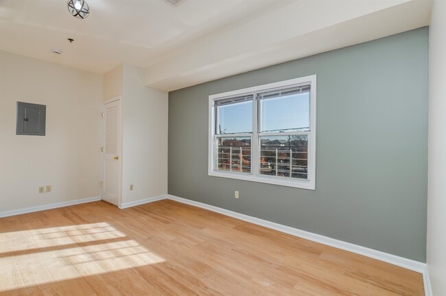 Photo - 15 Isabella Ave Unidad 2R