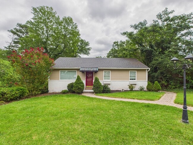 Building Photo - 1109 Dinwiddie Ave Rental