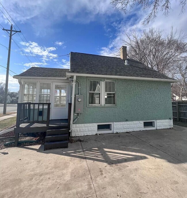 Photo - 2 bed, 1 bath Single Family Home Near Downtown!