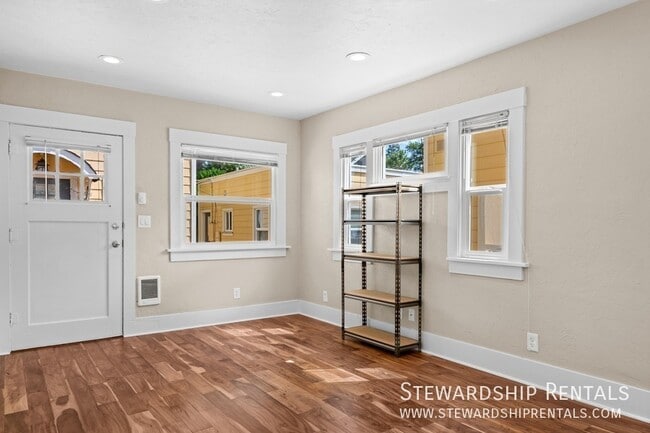 Photo - 2024 Emerald St Unit 6
