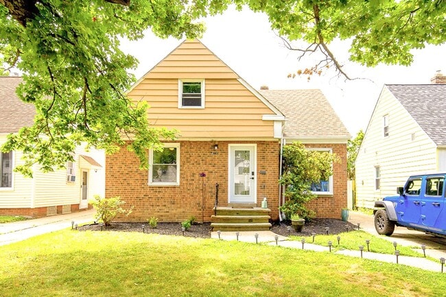 Photo - Bayard Luxe Hot Tub Escape