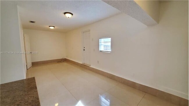 Photo - 2124 Scott St