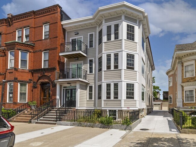 Building Photo - 944 E Broadway Unit 1