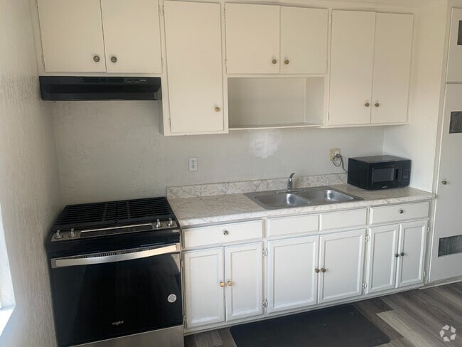 Building Photo - APARTMENT WITH NEW VINYL FLOORS