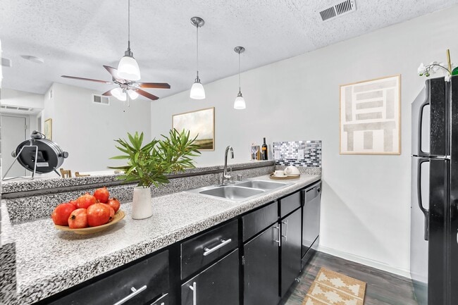 Cocina A1 con gabinetes negros y paquete de electrodomésticos negros - Vesper