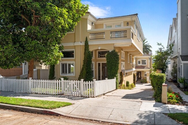 Building Photo - Spacious detached townhome available in So...