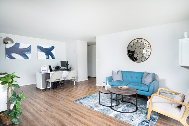 Leasing Room - Lobby