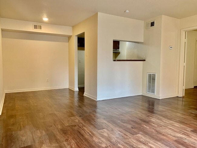 Photo - 8100 Creekbend Dr Unidad Apartment 157