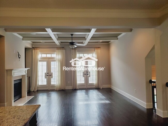 Photo - 922 Canterbury Ln NE