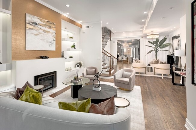 Photo - 32 E Bellevue Plz