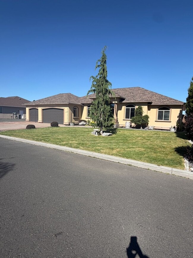 Photo - Large Custom Home for Rent in Pelican Point