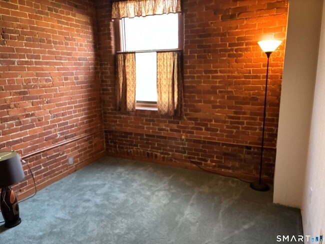 Photo - 222 Williams St E