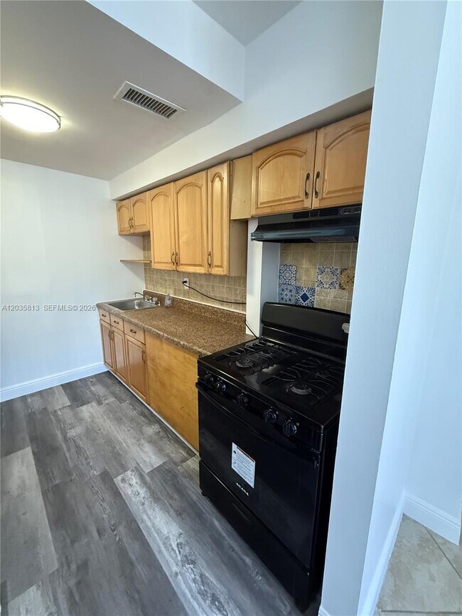 Photo - 7720 Byron Ave Unidad 4