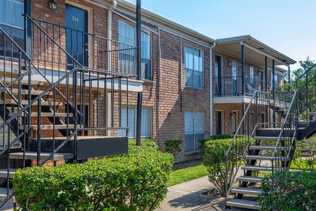 Building Photo - 5900 N Braeswood Blvd Unit 207