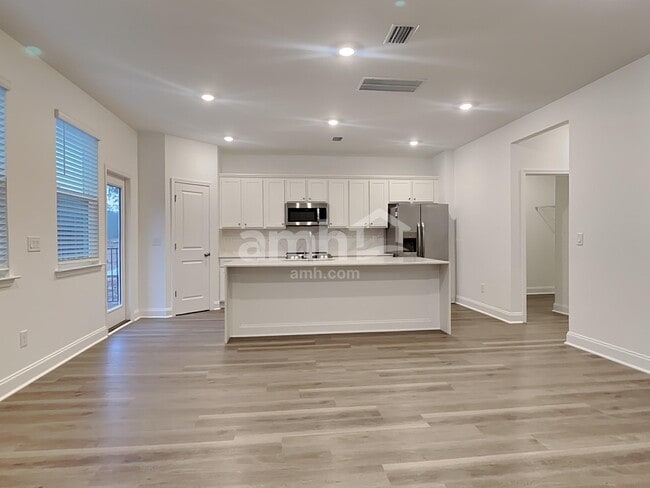 Photo - 5500 Front St