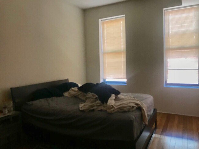 Photo - 1050 W Dickens Ave