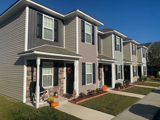 Photo - Like New Townhome!