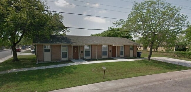 Building Photo - 924 Flores St Rental