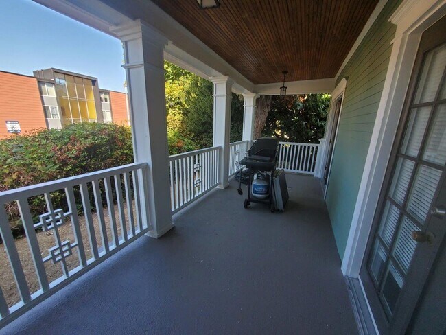 Photo - 7 Bed/2 Bath Unit in a Nice Duplex near UW Campus